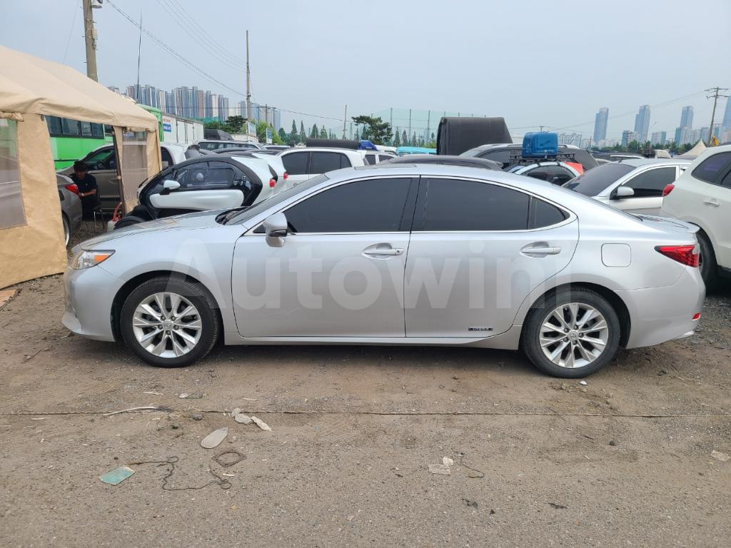 JTHBW1GG1D2021884 2013 LEXUS ES300H SUPREME-2