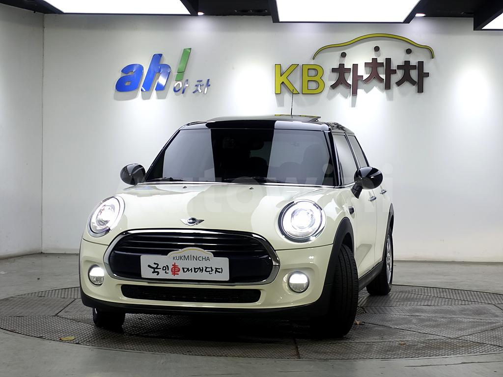 WMWXT3106J2G00744 2018 MINI COOPER D FIVE-DOOR-1