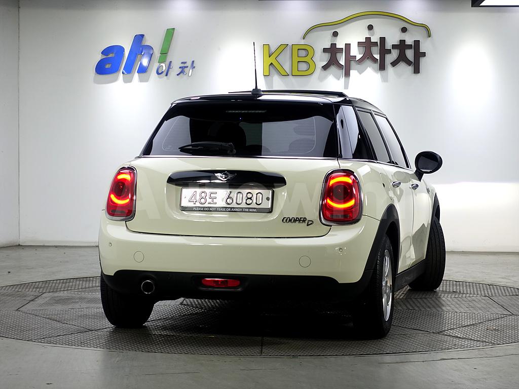 WMWXT3106J2G00744 2018 MINI COOPER D FIVE-DOOR-2