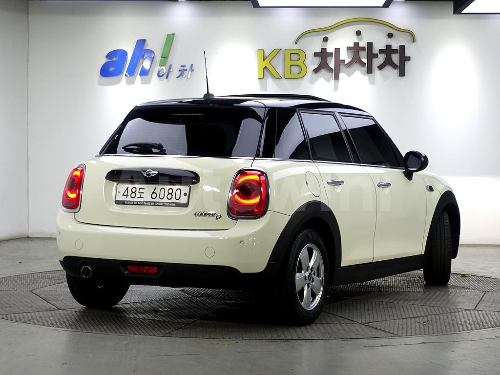 WMWXT3106J2G00744 2018 MINI COOPER D FIVE-DOOR-3
