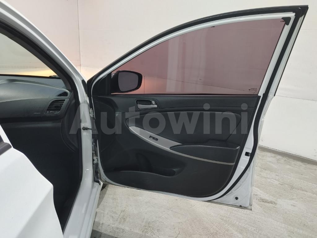 2017 HYUNDAI ACCENT  MANEUAL/ 5 SEATES /ABS - 24
