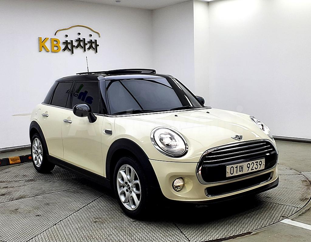 WMWXT3109H2E28722 2017 MINI COOPER D FIVE-DOOR-1