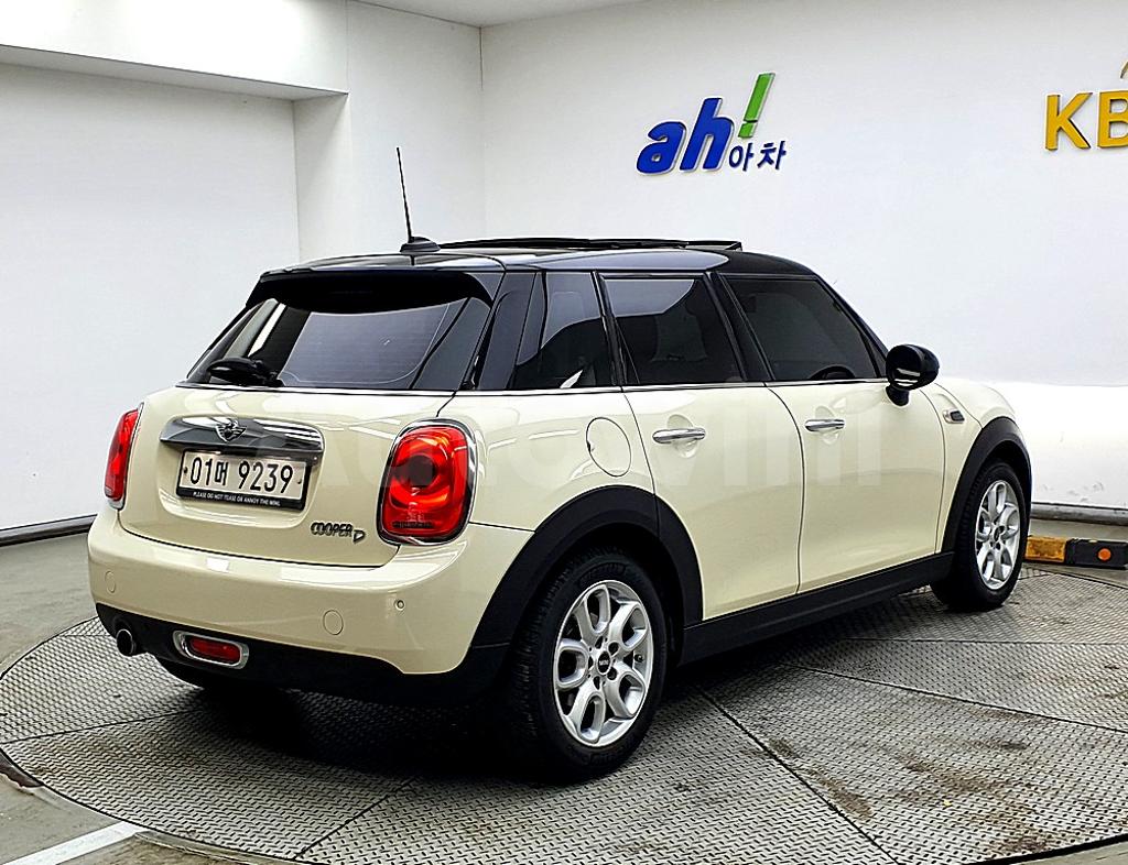 WMWXT3109H2E28722 2017 MINI COOPER D FIVE-DOOR-2