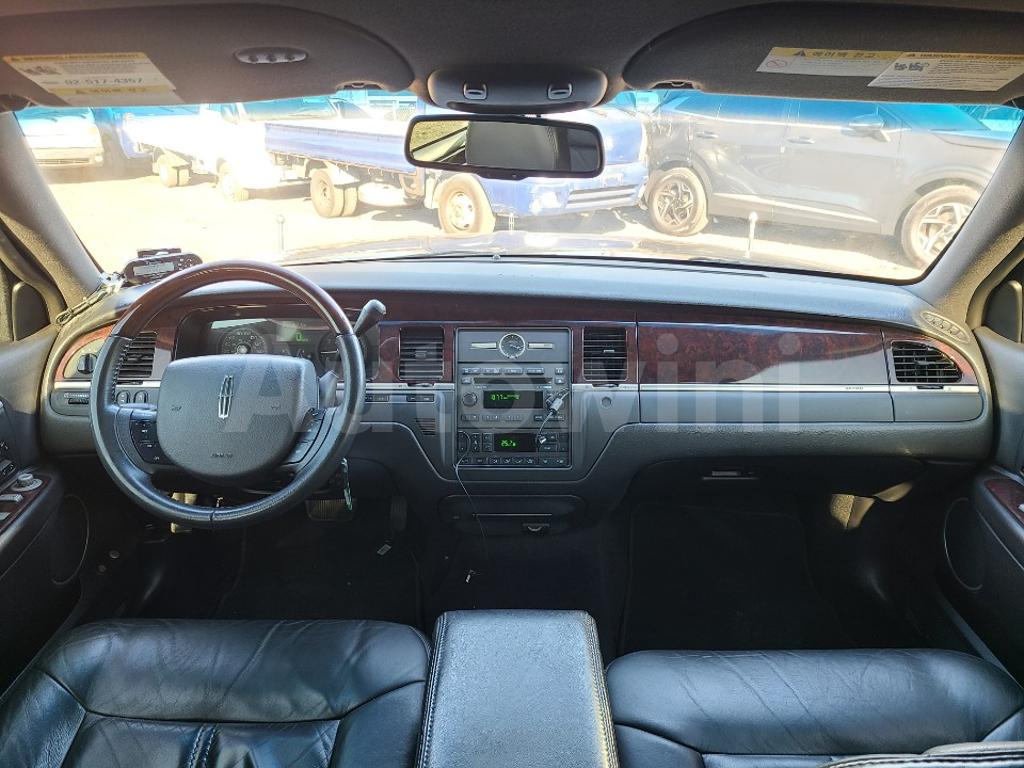 2010 LINCOLN TOWN CAR FUNERAL COACH ABS/VDC AT - 9