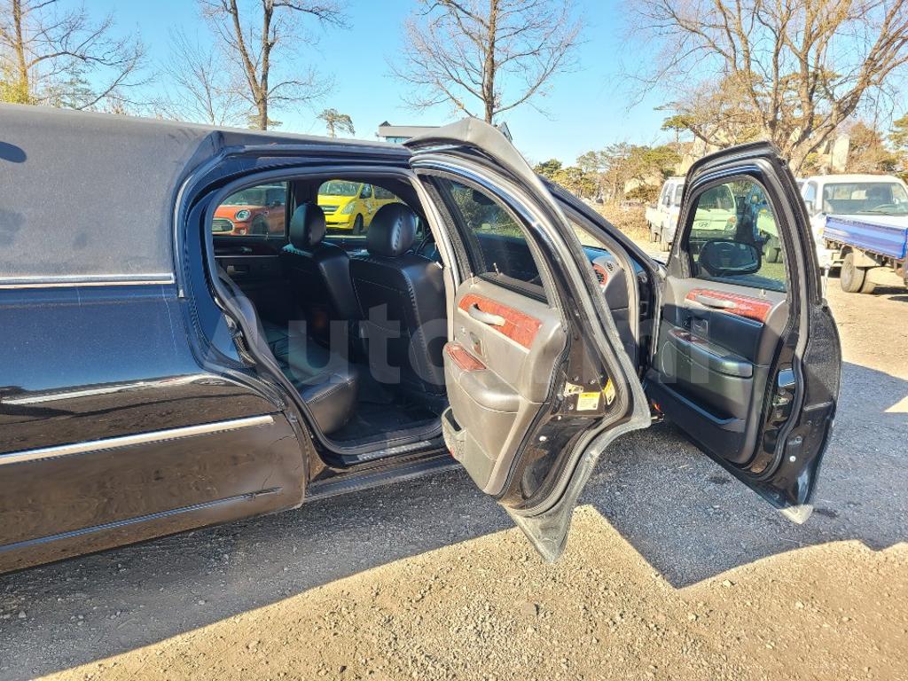 2010 LINCOLN TOWN CAR FUNERAL COACH ABS/VDC AT - 39