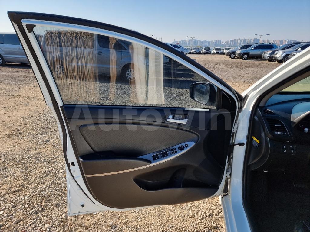 2017 HYUNDAI ACCENT  MODERN - 19