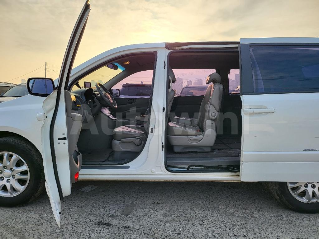 2013 KIA GRAND CARNIVAL R GX AUTO - 10