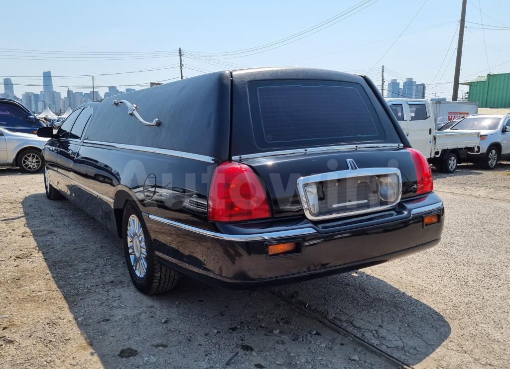 2010 LINCOLN TOWN CAR A/T - 9