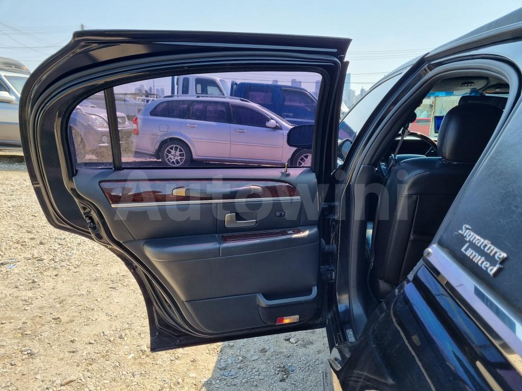 2010 LINCOLN TOWN CAR A/T - 21