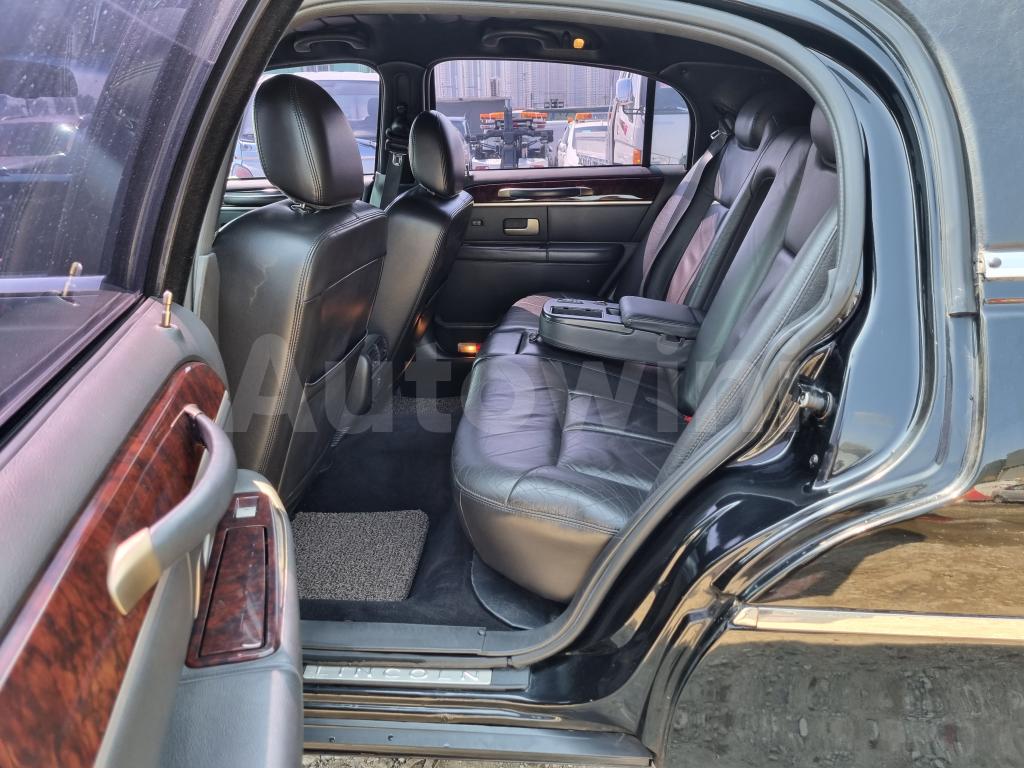 2010 LINCOLN TOWN CAR A/T - 22