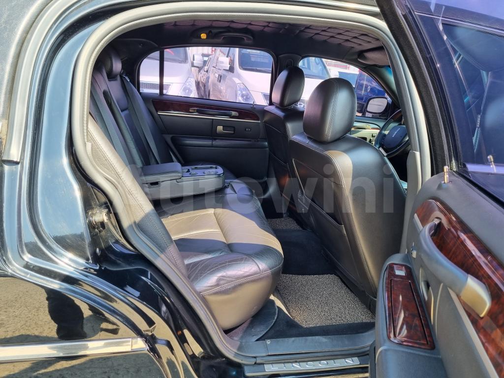 2010 LINCOLN TOWN CAR A/T - 26
