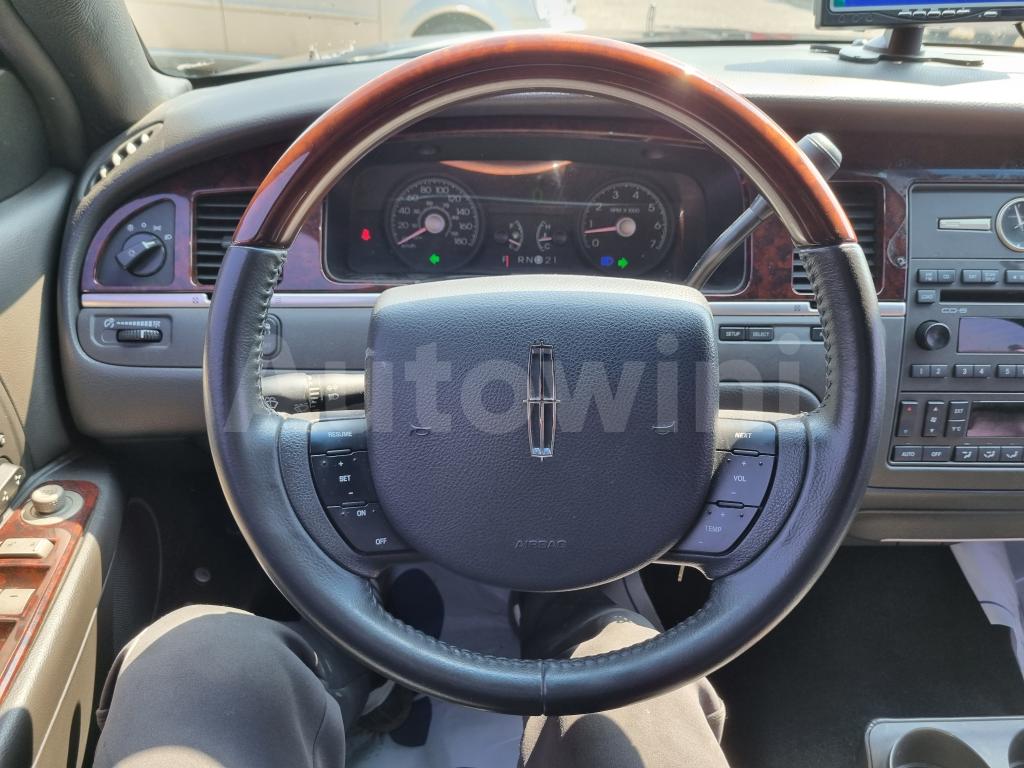 2010 LINCOLN TOWN CAR A/T - 29