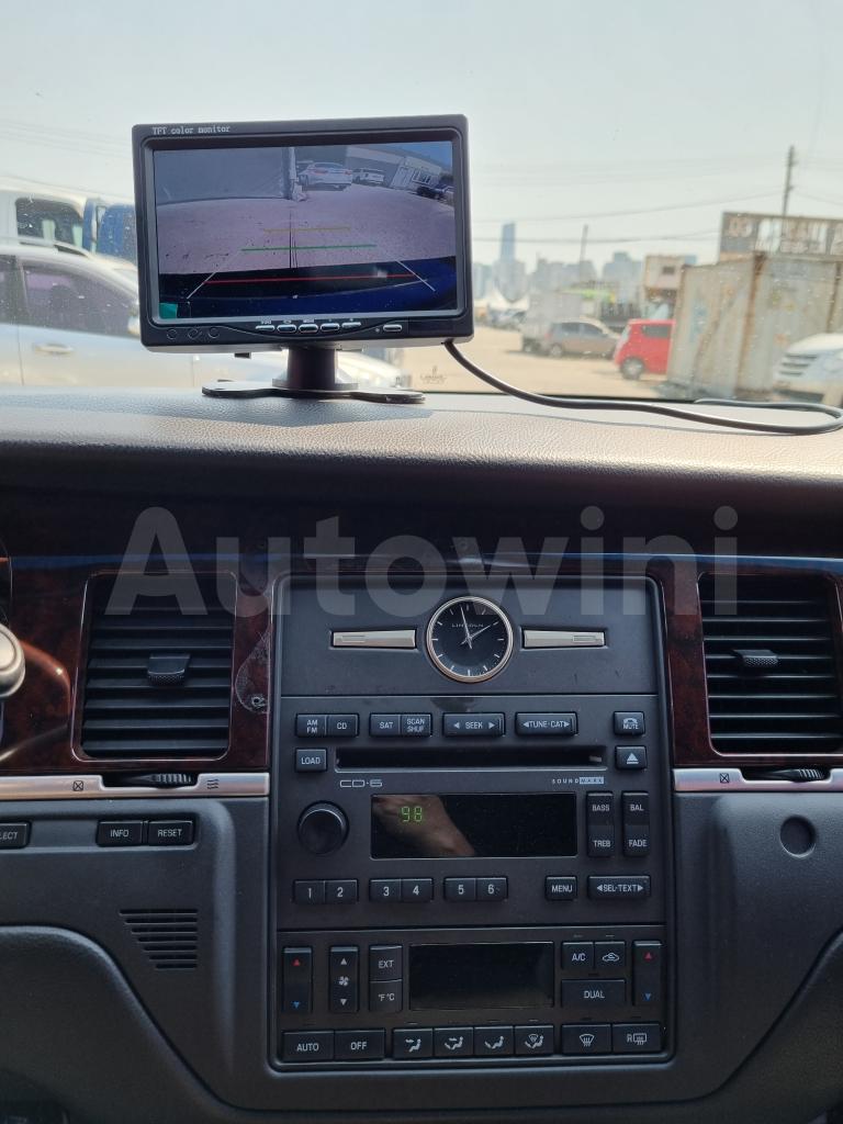2010 LINCOLN TOWN CAR A/T - 30