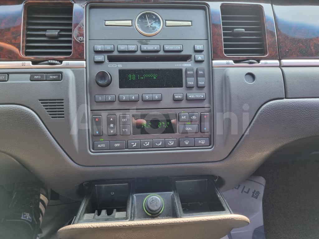 2010 LINCOLN TOWN CAR A/T - 31