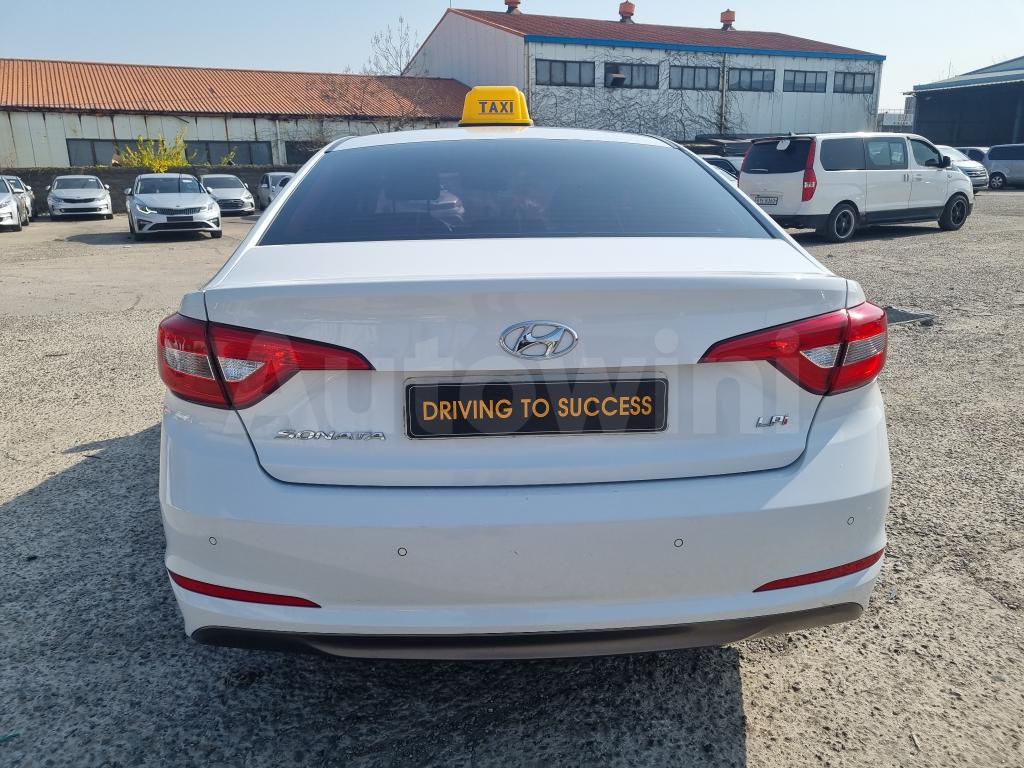 KMHE341DBJA418083 2018 HYUNDAI LF SONATA TAXI 16R AIRBAGX2 NO ACCIDENT-5