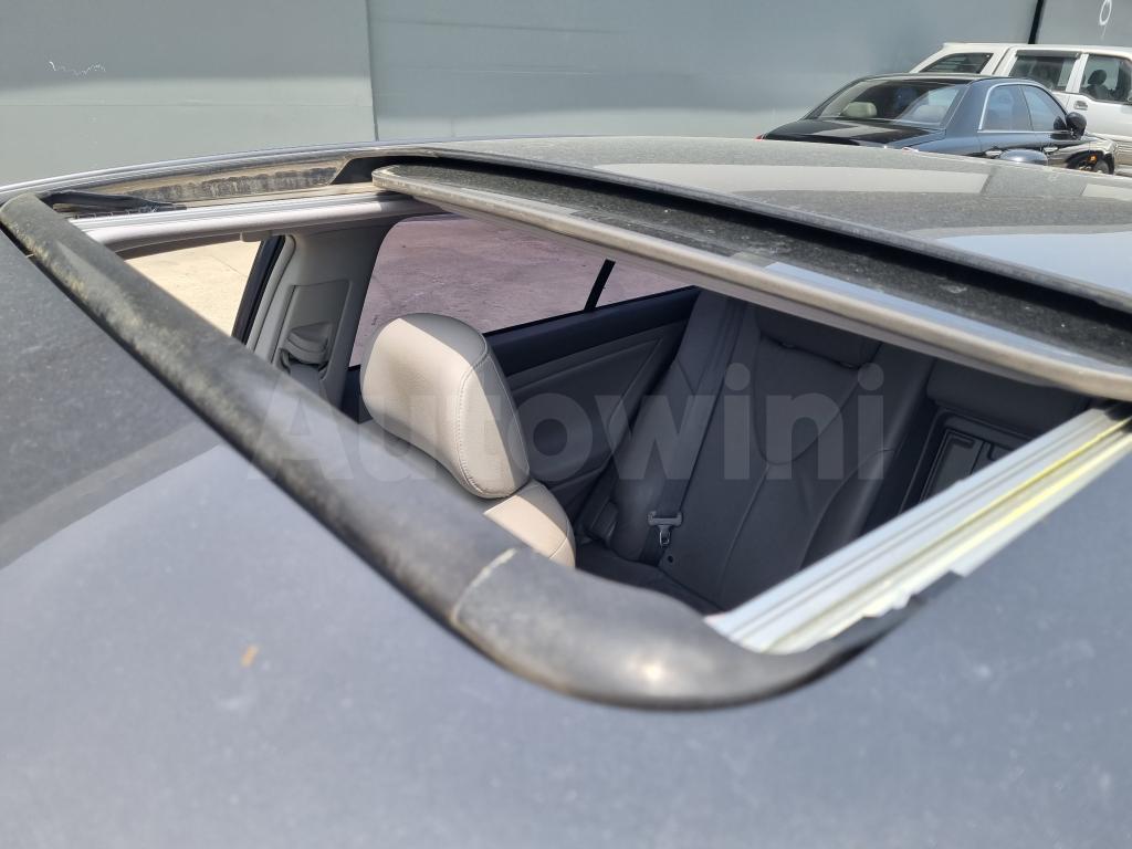 2011 TOYOTA CAMRY XLE - 19