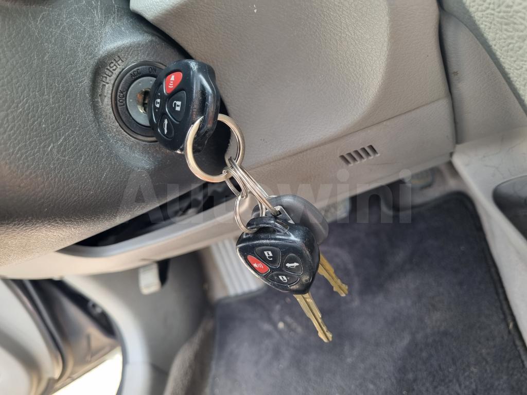 2011 TOYOTA CAMRY XLE - 29