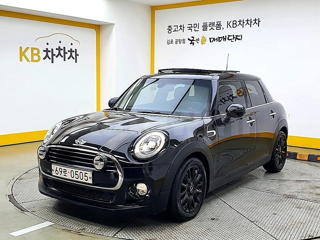 WMWXU1103G2D89030 2016 MINI COOPER 1.5 5-DOOR BLACK SUIT EDITION-0