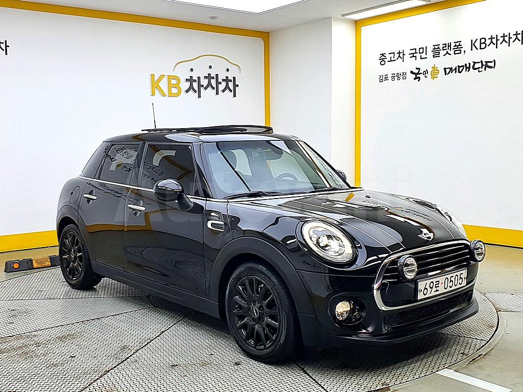 WMWXU1103G2D89030 2016 MINI COOPER 1.5 5-DOOR BLACK SUIT EDITION-1