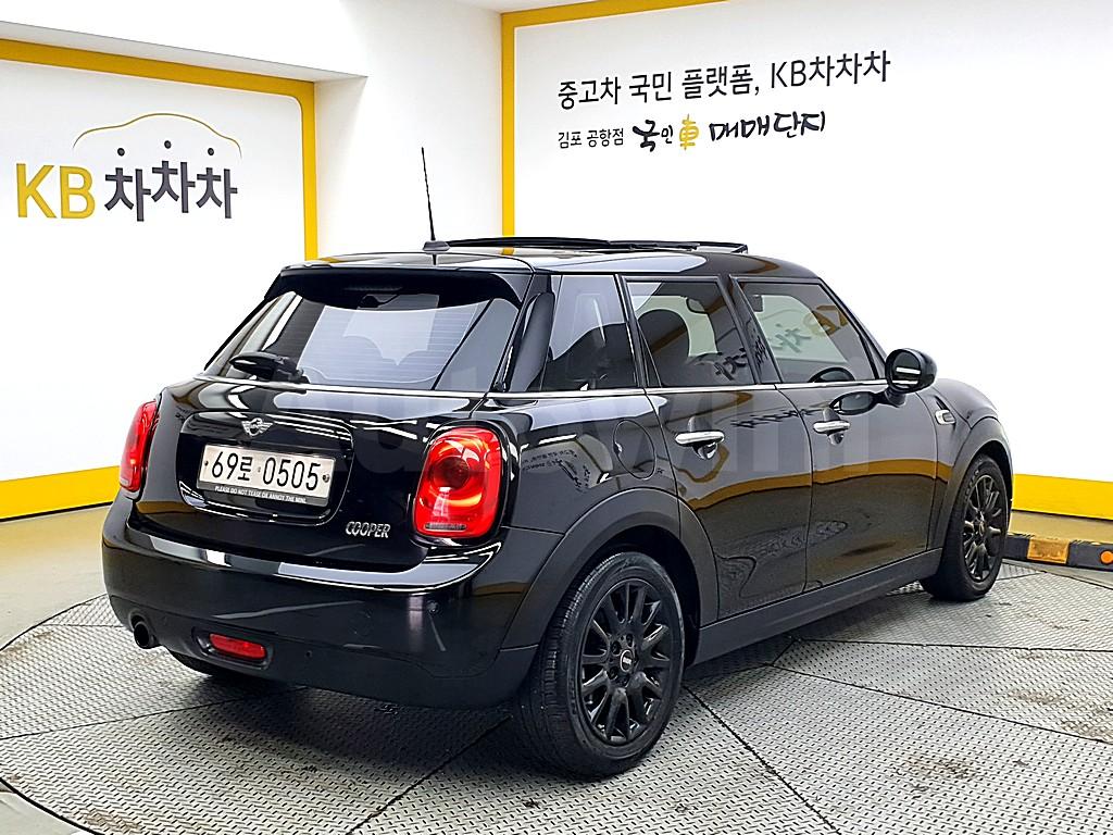 WMWXU1103G2D89030 2016 MINI COOPER 1.5 5-DOOR BLACK SUIT EDITION-2