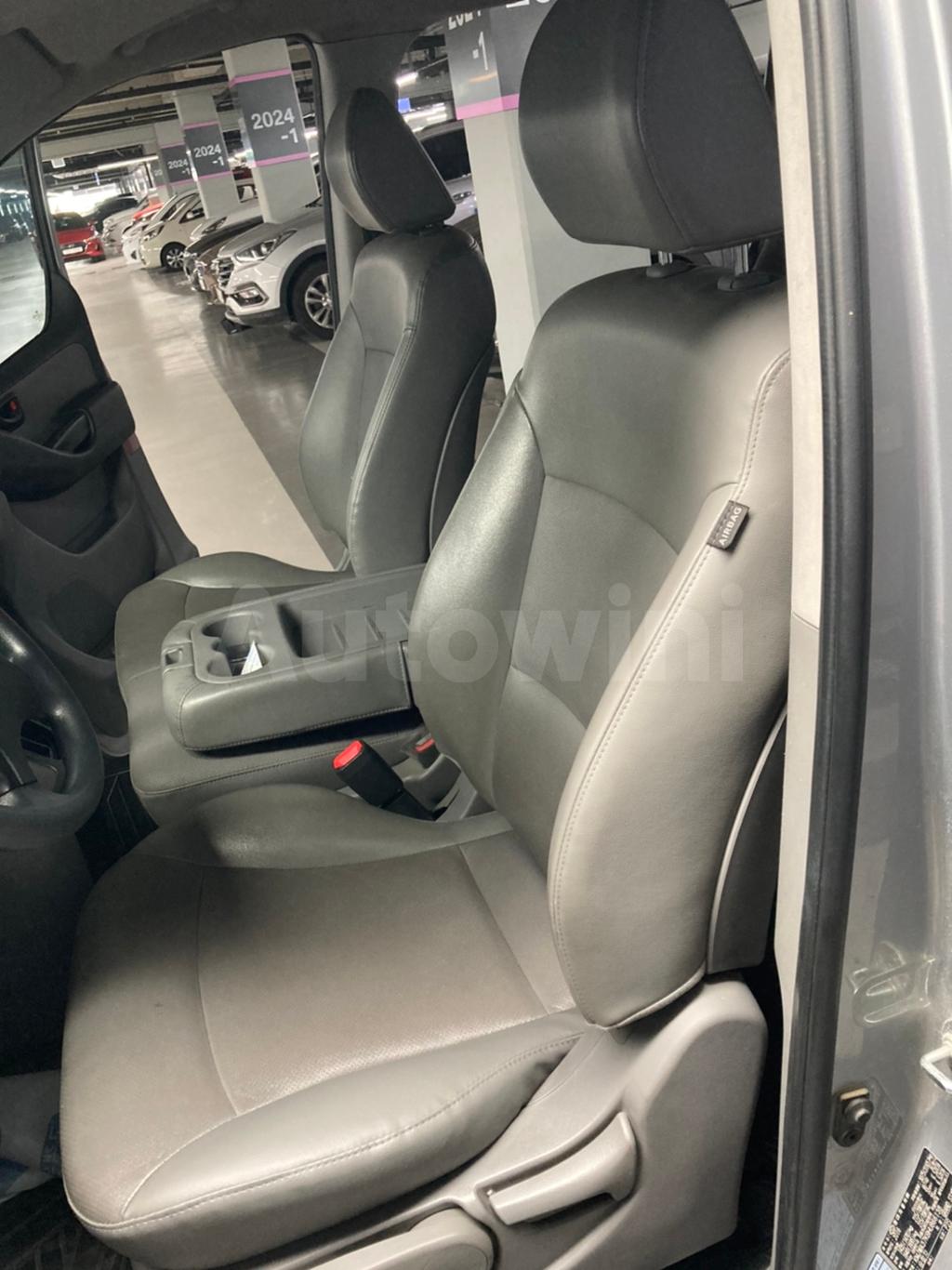 2017 HYUNDAI GRAND STAREX H-1 12SEAT/AUTOMATIC/VGT - 28