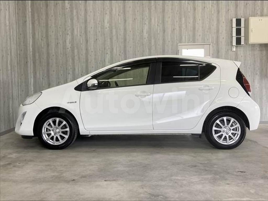 2015 TOYOTA AQUA - 8