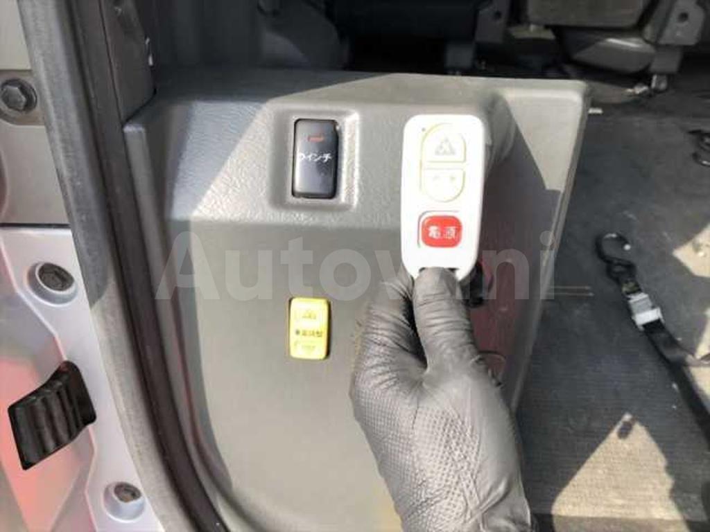 ZRR70-0299625 2010 TOYOTA VOXY-3