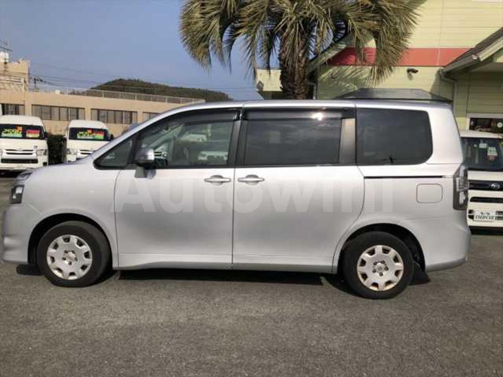2010 TOYOTA VOXY - 10