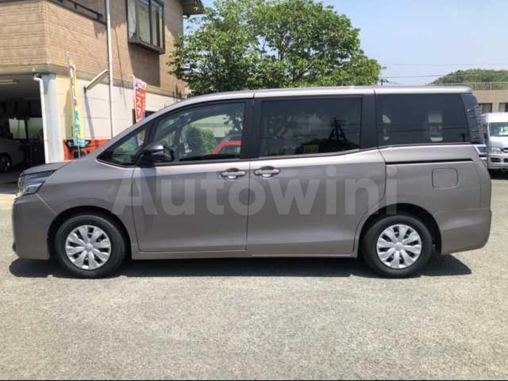 2017 TOYOTA VOXY - 9