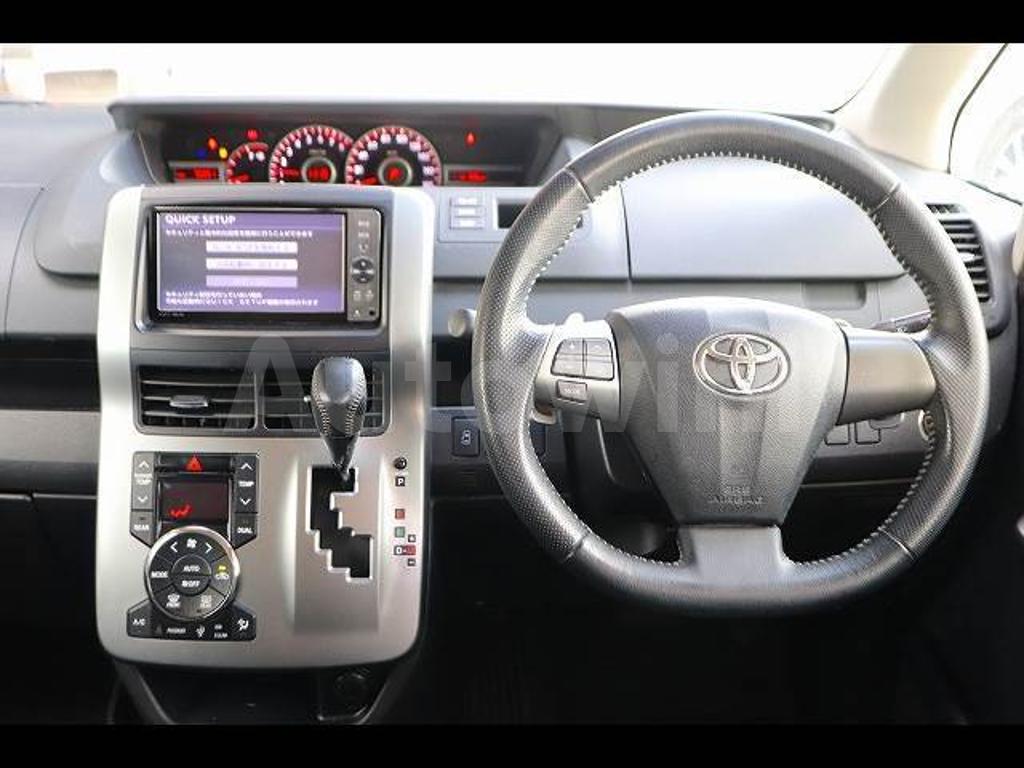2011 TOYOTA VOXY - 8