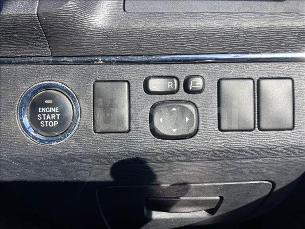 2011 TOYOTA AVENSIS - 8
