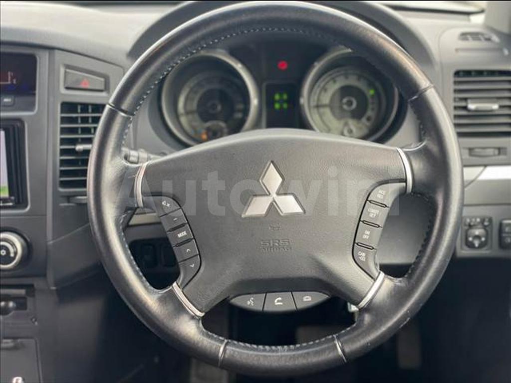 2011 MITSUBISHI PAJERO - 9