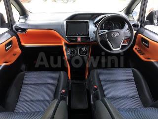 ZWR800247176 2017 TOYOTA VOXY-1