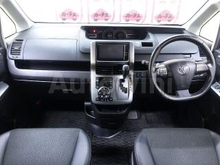 ZRR700594106 2013 TOYOTA VOXY-1