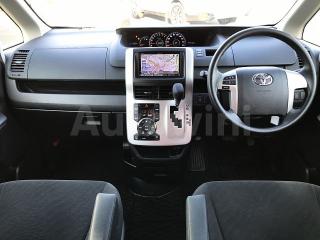 ZRR700400587 2011 TOYOTA VOXY X L EDITION-1