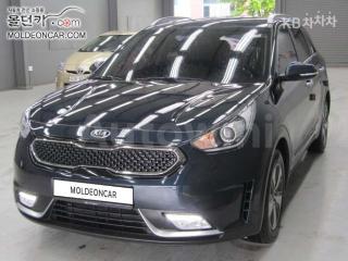 KNACA81CGHA065650 2017 KIA NIRO 1.6 LUXURY-0