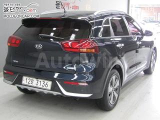 KNACA81CGHA065650 2017 KIA NIRO 1.6 LUXURY-2