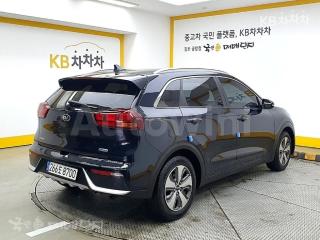 KNACA81CGHA019229 2017 KIA NIRO 1.6 LUXURY-2