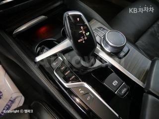 2018 BMW 5 SERIES 520D - 12