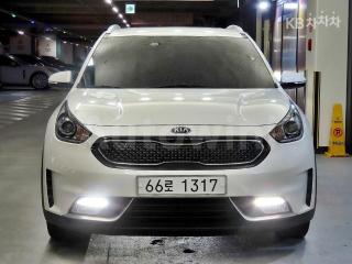 KNACA81CGHA043083 2017 KIA NIRO 1.6 LUXURY-1
