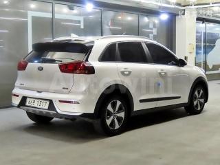 KNACA81CGHA043083 2017 KIA NIRO 1.6 LUXURY-3