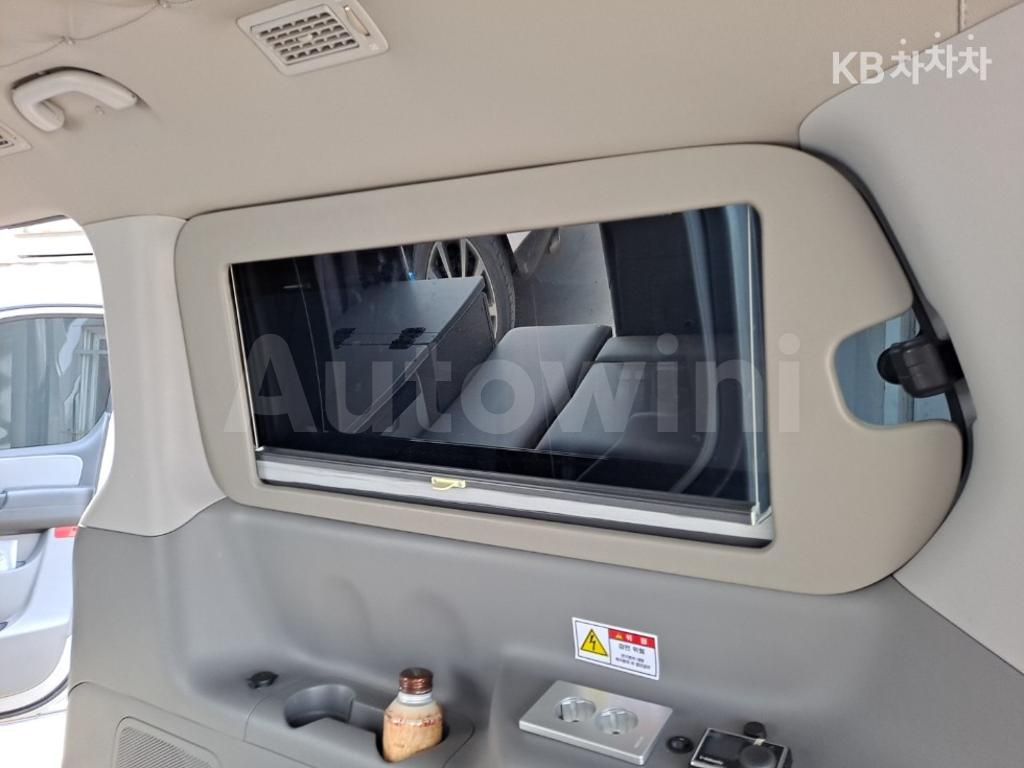 KMJWA37KDKU051560 2019 HYUNDAI  GRAND STAREX 캠핑카 4 SEATS 4WD-1