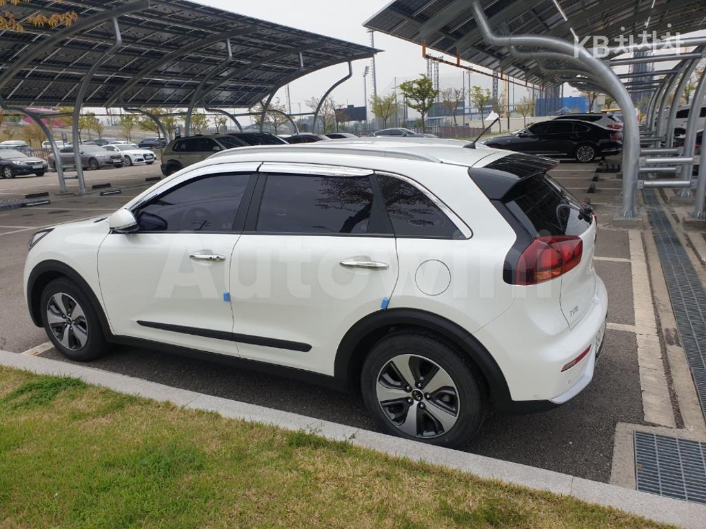 KNACA81CGHA023599 2017 KIA NIRO 1.6 LUXURY-1