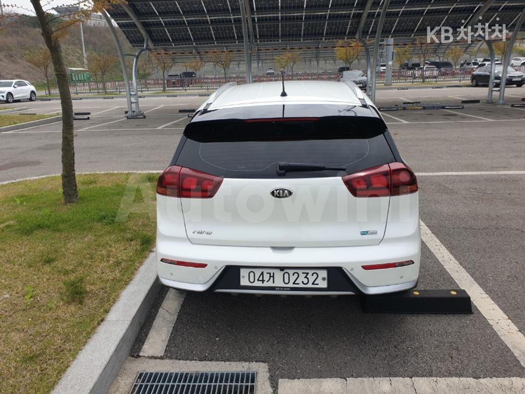 KNACA81CGHA023599 2017 KIA NIRO 1.6 LUXURY-2