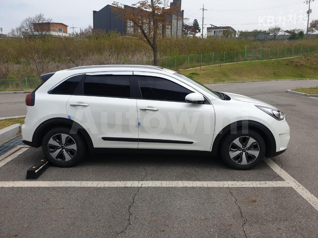 KNACA81CGHA023599 2017 KIA NIRO 1.6 LUXURY-3
