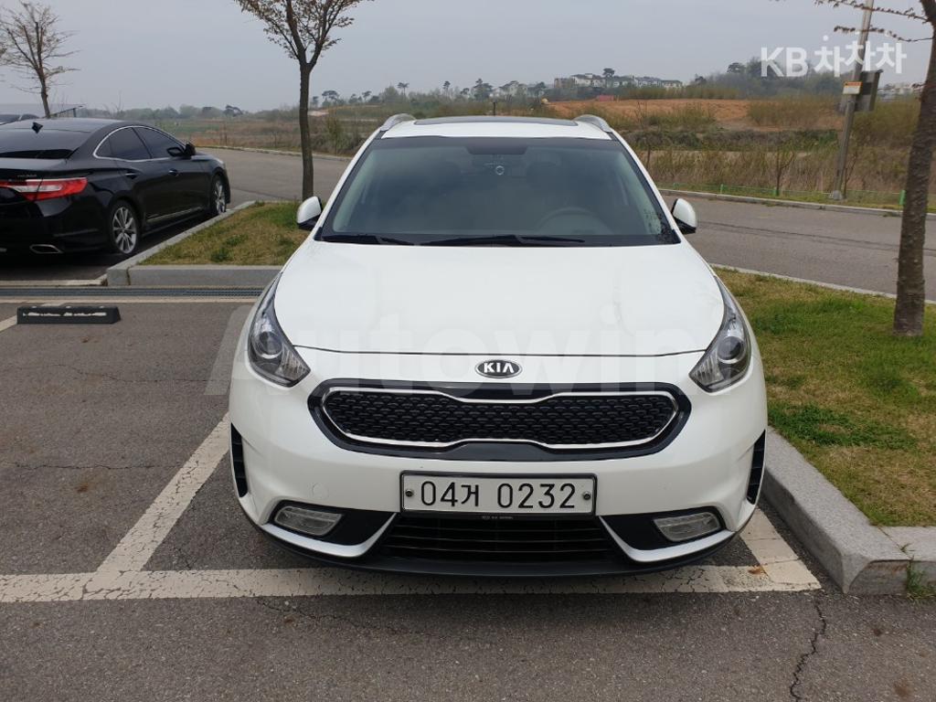 KNACA81CGHA023599 2017 KIA NIRO 1.6 LUXURY-0