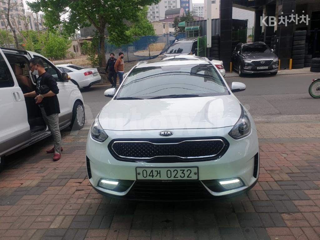 KNACA81CGHA023599 2017 KIA NIRO 1.6 LUXURY-4