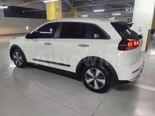 KNACA81CGHA023167 2017 KIA NIRO 1.6 LUXURY-2
