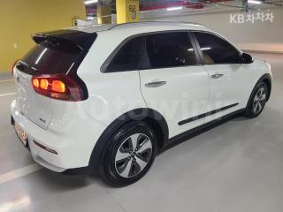 KNACA81CGHA023167 2017 KIA NIRO 1.6 LUXURY-3