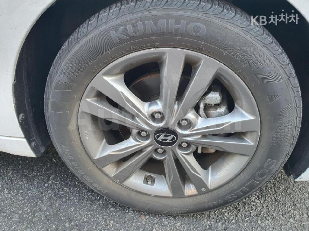2011 TOYOTA CAMRY XLE - 7